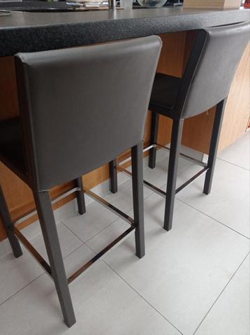 2 tabourets de bar en cuir gris disponible aux enchères