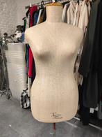 Buste couture Juvenia, Enlèvement