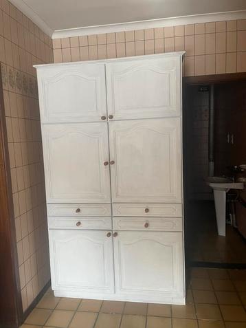 Houten kast beschikbaar voor biedingen