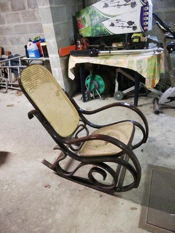 Rocking chair a restaurer. 