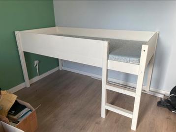 Halfhoog hoogdlaper met matras beschikbaar voor biedingen