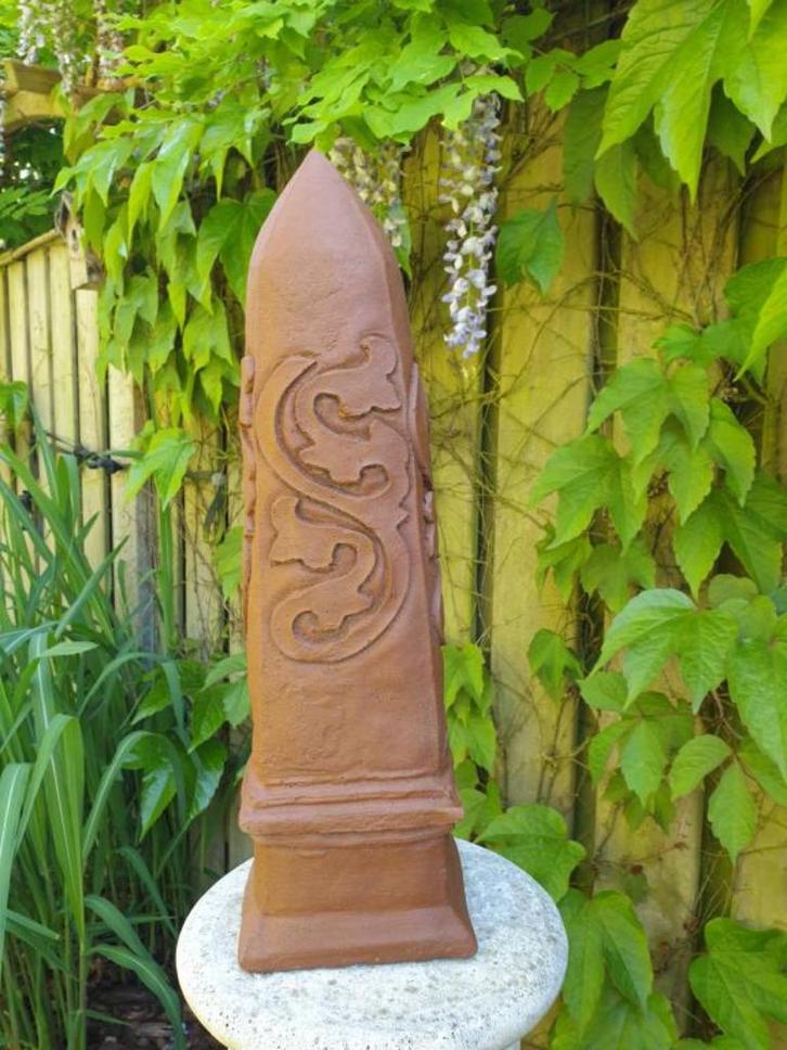 obelisx , keltische versiering, Tuin en Terras, Tuinbeelden, Nieuw, Overige typen, Beton, Ophalen of Verzenden