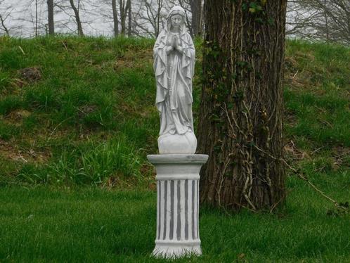 Statue de Marie sur socle rond - 135 cm - Pierre, Jardin & Terrasse, Statues de jardin, Neuf, Pierre, Enlèvement ou Envoi