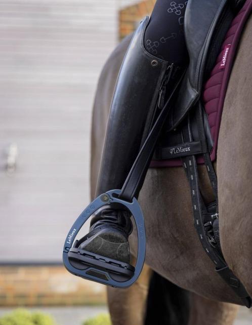 LeMieux Vector Balance Beugels Navy GRATIS VERZENDING, Animaux & Accessoires, Chevaux & Poneys | Brides & Harnachement, Neuf, Dressage