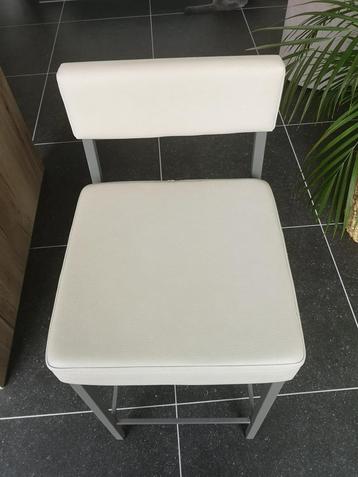 4 Hoge barstoelen wit beige in perfecte staat. disponible aux enchères