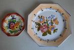 2 Zeshoekige wandborden beschilderd met bloemen, Ophalen