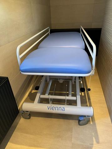 Lopital Vienna Hydraulisch verrijdbare verzorgingstafel beschikbaar voor biedingen
