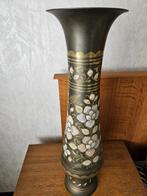 Hoge smalle vaas met bloemen op, Huis en Inrichting, Ophalen