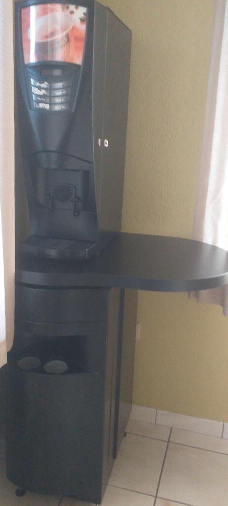 Koffiemachine op kastje, Elektronische apparatuur, Koffiezetapparaten, Zo goed als nieuw, Overige typen, Koffiemachine, 10 kopjes of meer