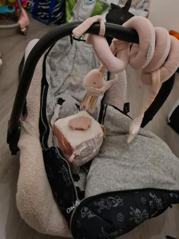 Autostoel met voetenzak en 2 speeltjes van Little Dutch beschikbaar voor biedingen