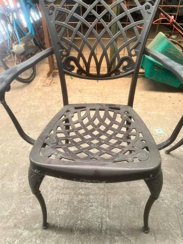 Klassieke gietijzeren tuinstoel – stevig & decoratief beschikbaar voor biedingen