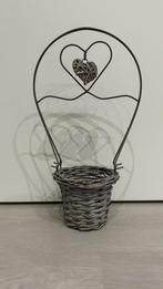 Plantenhouder in riet met sierijzerwerk, Ophalen, Zo goed als nieuw