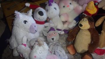 Veel kleine knuffels beschikbaar voor biedingen