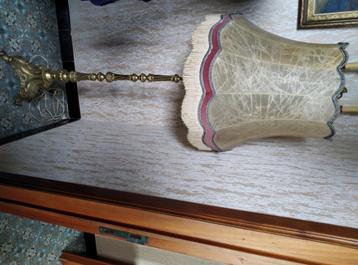 Antieke staande lamp met varkensblaas beschikbaar voor biedingen