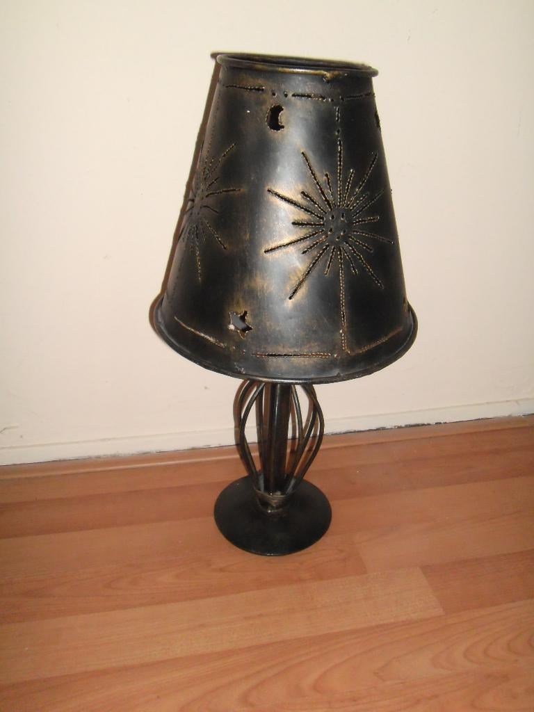 Vintage tafellamp,metaal,bewerkte kap,geen elektra, Antiek en Kunst, Curiosa en Brocante, Ophalen of Verzenden