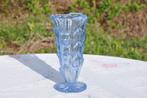 petit vase art deco bleu moulé, Antiquités & Art, Enlèvement ou Envoi