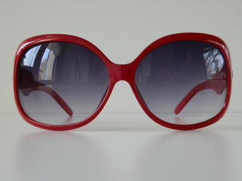 Prada zonnebril. Model Rosso., Handtassen en Accessoires, Zonnebrillen en Brillen | Dames, Zo goed als nieuw, Zonnebril, Prada