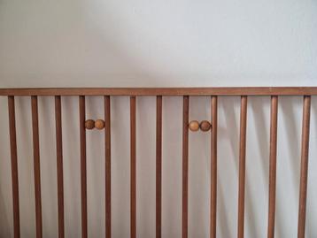 Vintage houten baby park beschikbaar voor biedingen