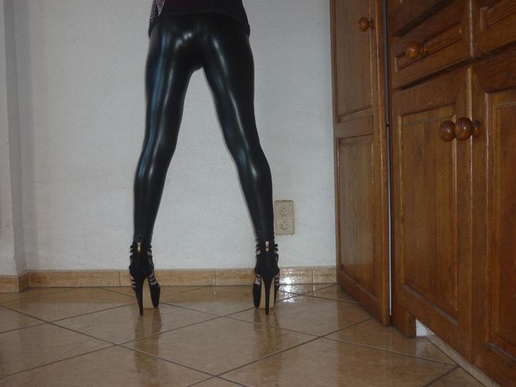 Sandales en daim👄, Vêtements | Femmes, Chaussures, Porté, Sandales et Mûles, Noir, Envoi