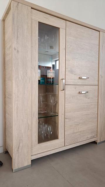 Vitrinekast 160x136x44 beschikbaar voor biedingen