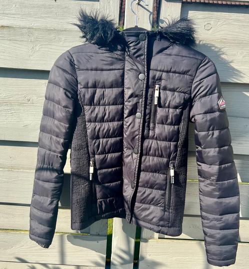 Veste noire Superdry (34) avec capuche amovible., Vêtements | Femmes, Vestes | Hiver, Porté, Taille 34 (XS) ou plus petite, Noir