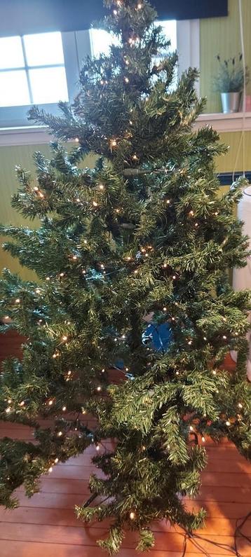 Kerstboom +/- 170 cm hoog met vaste warmwitte lampjes