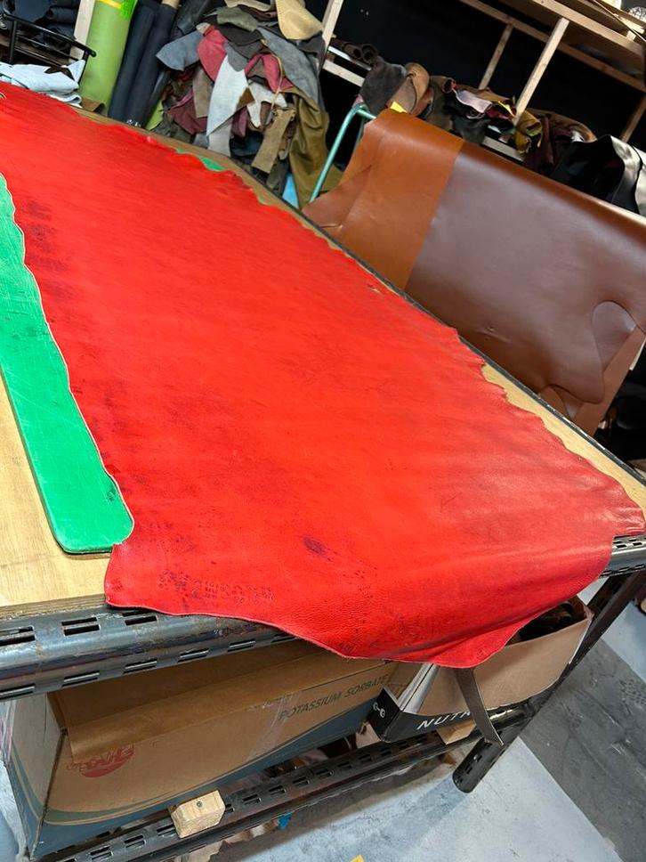 Rode kleur patina-vintage halve huid 1,5 mm dik soepel A-529, Hobby en Vrije tijd, Stoffen en Lappen, Zo goed als nieuw, Ophalen of Verzenden