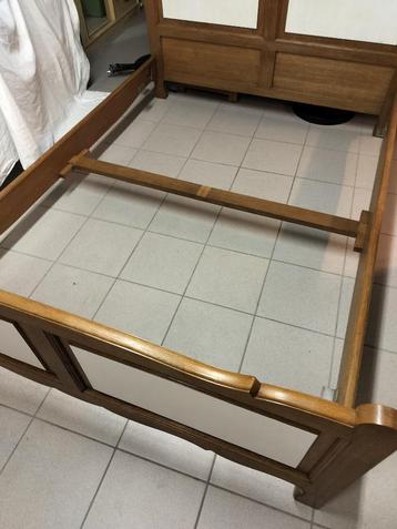 tweepersoonsbed met bijhorende dubbele lattenbodem beschikbaar voor biedingen