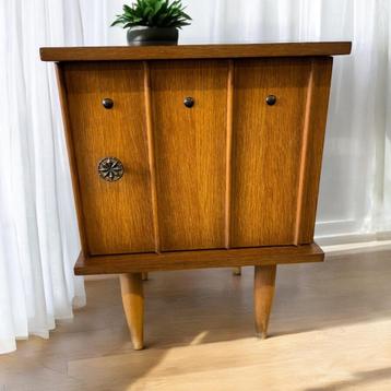Nachtkastje - Mini retro kastje beschikbaar voor biedingen