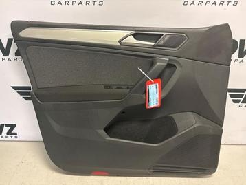 Deurplaat 4Deurs links-voor van een Volkswagen Tiguan (C9X) beschikbaar voor biedingen