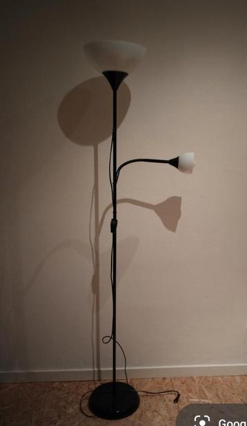 Staande lamp met flexibele leeslamp  beschikbaar voor biedingen
