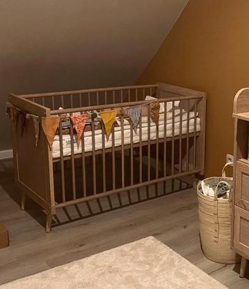 Babybed + matras  beschikbaar voor biedingen