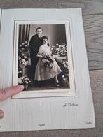 Oude foto van koppel met bloemen genomen in buurt v. Enghien, Verzamelen, Ophalen of Verzenden, Zo goed als nieuw, Foto