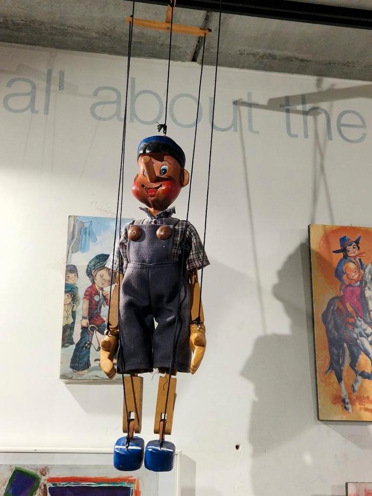 Xl Pinocchio Pinokkio marionet pop houtsnijwerk

Tot 80 cm, Verzamelen, Stripfiguren, Zo goed als nieuw, Ophalen of Verzenden