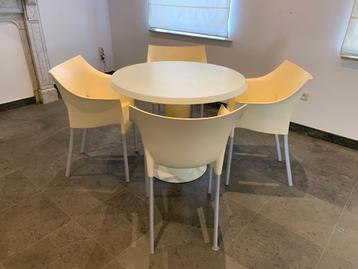 Kartell Dr. NO tafel en stoelen beschikbaar voor biedingen