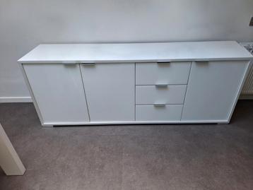 witte dressoirkast in goede staat  beschikbaar voor biedingen