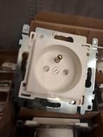 Niko , 20 stuks Stopcontacten met wit centraal plaatje, Doe-het-zelf en Bouw, Ophalen of Verzenden, Nieuw, Stopcontact