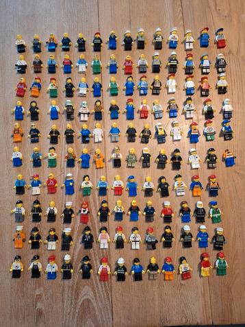 140 LEGO minifiguren  beschikbaar voor biedingen