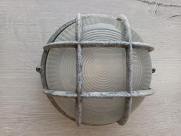 Te Koop: Industriële buitenlamp beschikbaar voor biedingen