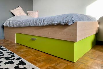 Modern eenpersoonsbed beschikbaar voor biedingen