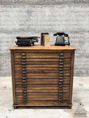 Originele ladekast uit oude drukkerij begin 20e eeuw beschikbaar voor biedingen