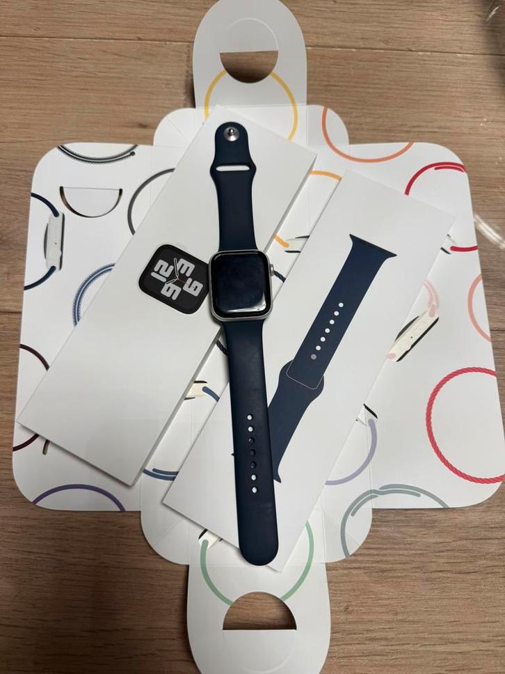 Apple Watch SE 44 mm comme neuf Batterie 99 %  Chargeur neuf, Télécoms, Objets connectés accessoires, Comme neuf, Chargeur, Enlèvement