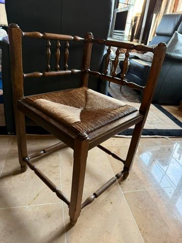 Antieke hoek stoel beschikbaar voor biedingen
