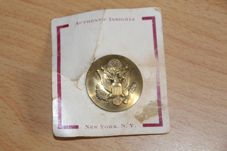 US WW2 Kepi-kenteken op het kartonnen display., Verzamelen, Militaria | Tweede Wereldoorlog, Landmacht, Embleem of Badge, Verzenden