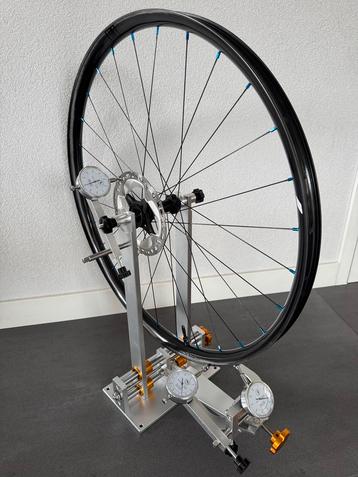 Wielrichter, wielcentreerstandaard, wielbouw gereedschap. beschikbaar voor biedingen