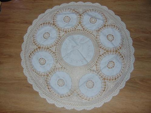 Tafelkleedje 84 cm in prima staat, Huis en Inrichting, Tafelkleden, Gebruikt, Rond, Ophalen of Verzenden
