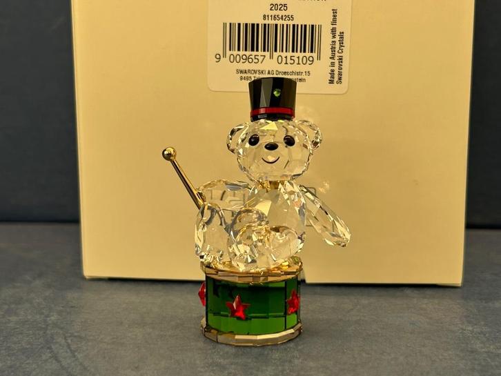 Swarovski Kerst Beer Kris Feestdagen Jaarlijkse Editie 2025, Verzamelen, Swarovski, Nieuw, Figuurtje, Ophalen of Verzenden
