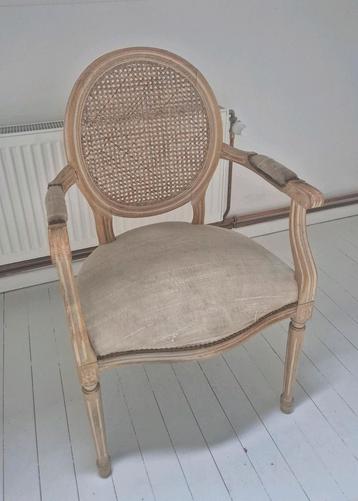 Antieke Louis XVI fauteuil in gepatineerd hout en stokhout beschikbaar voor biedingen