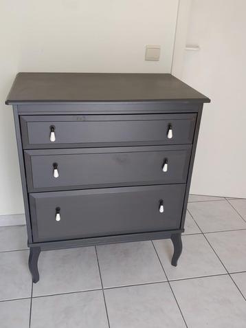 Elegante nette ladekast met mooie ladenbekleding beschikbaar voor biedingen