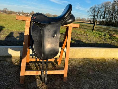 MOET WEG - Dressuurzadel Spalding - medium wide - 17,5 inch, Dieren en Toebehoren, Paarden en Pony's | Zadels, Zo goed als nieuw